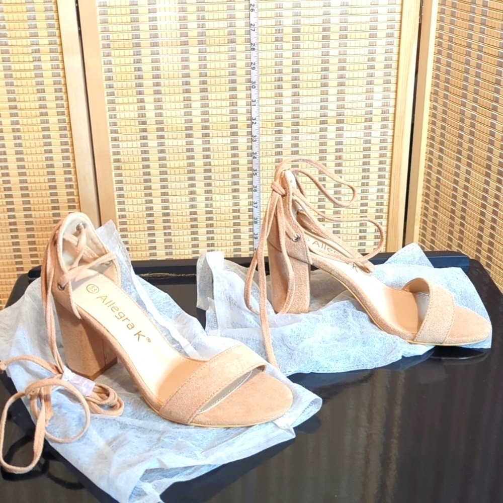 Allegra K. Block heel faux suede new without tag shoes size 5.5 heel 3"